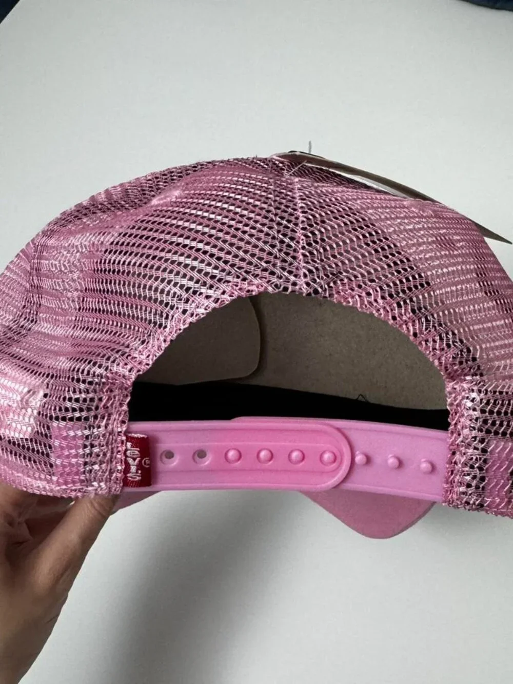 Levis pink trucker hat with mesh back and embroidered logo // unisex // BNWT